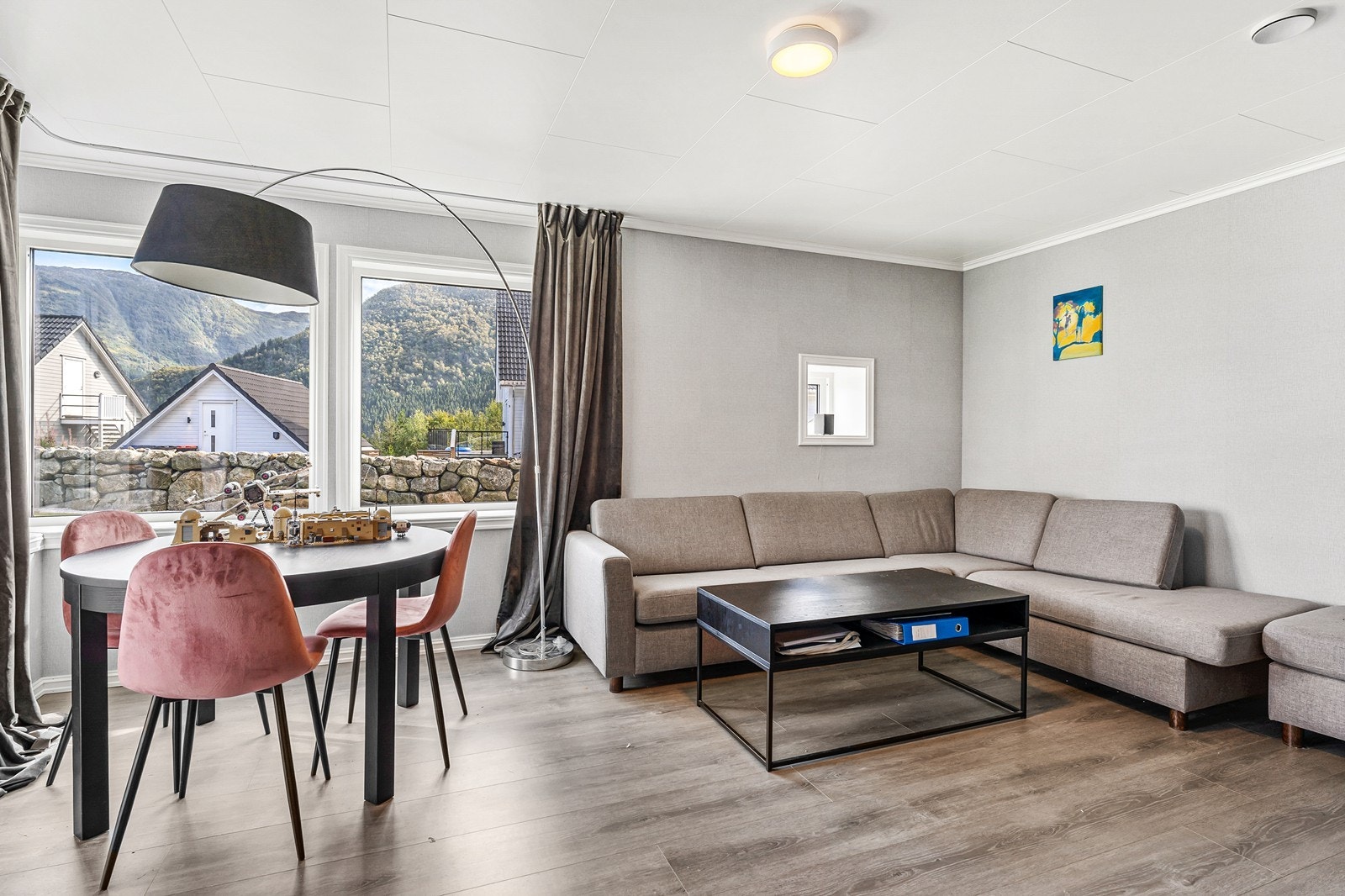 I kjelleretasjen er det etablert en separat utleiedel. Galleribilde