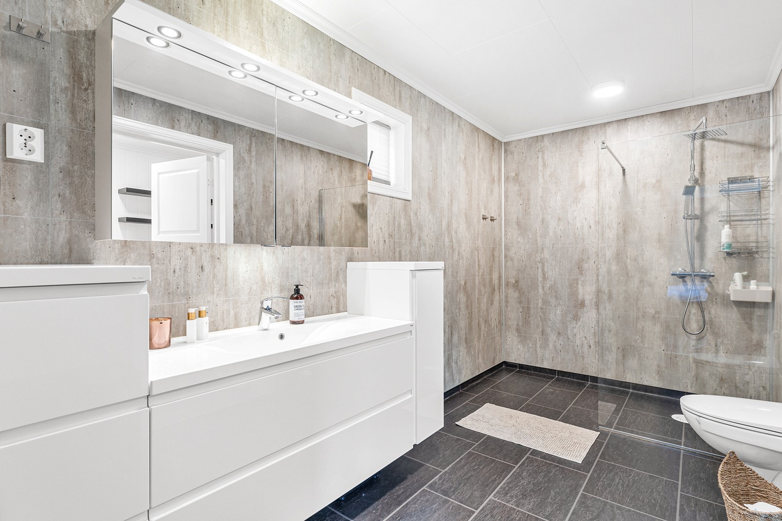 Etasjens baderom har vinylbelegg på gulvet og baderomsplater på vegger. Galleribilde