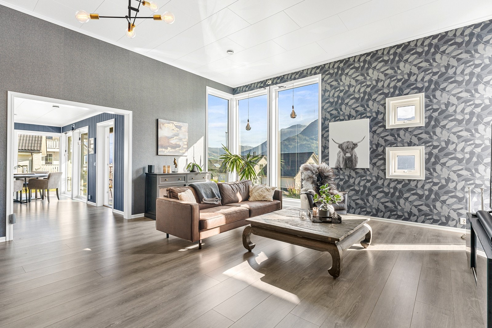 Stuen er lys og åpen med store vindusflater i hjørnet som går fra gulv til himling! Galleribilde