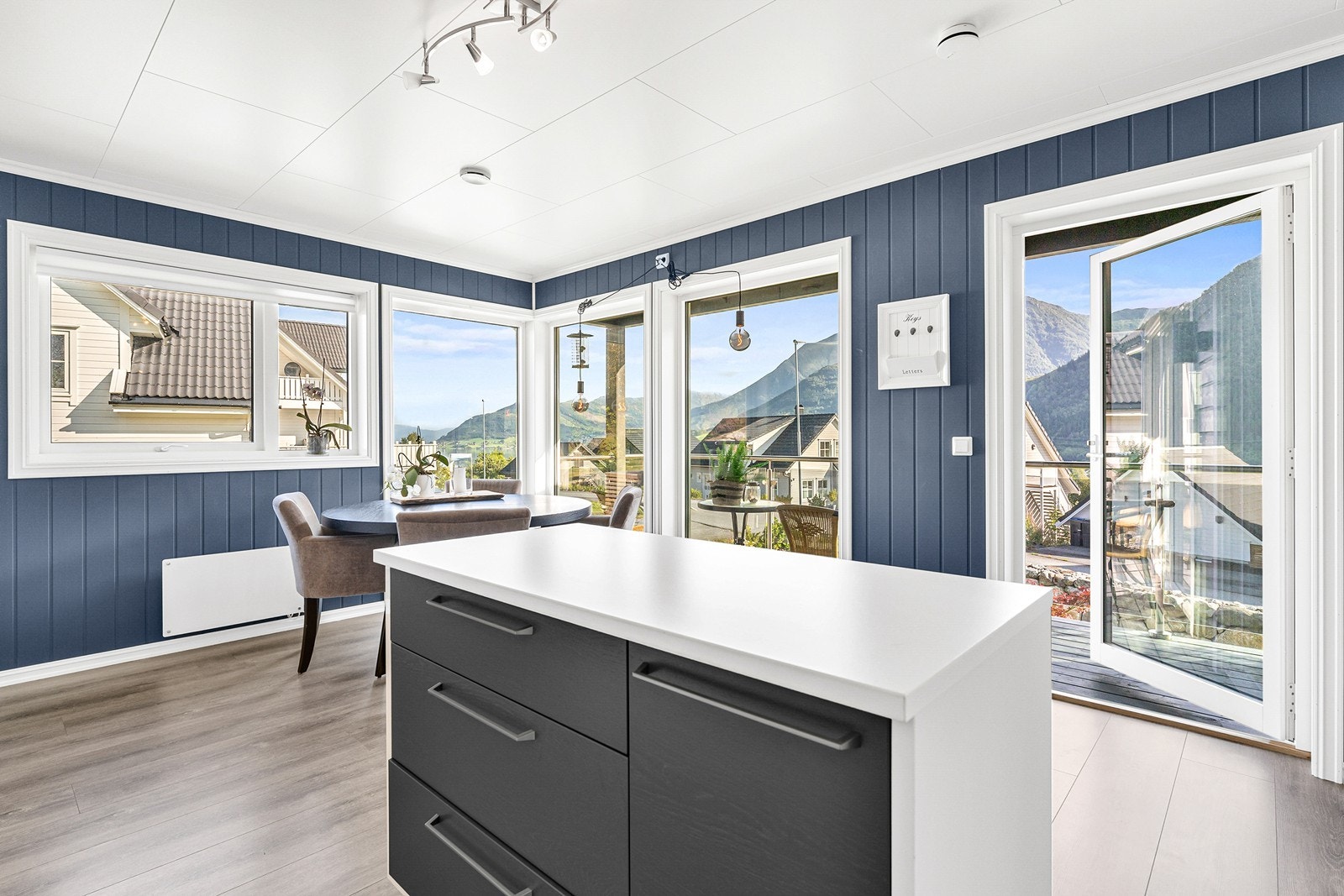 Godt med skapplass i takhøye overskap, tallrike underskap og flyttbar kjøkkenøy. Galleribilde