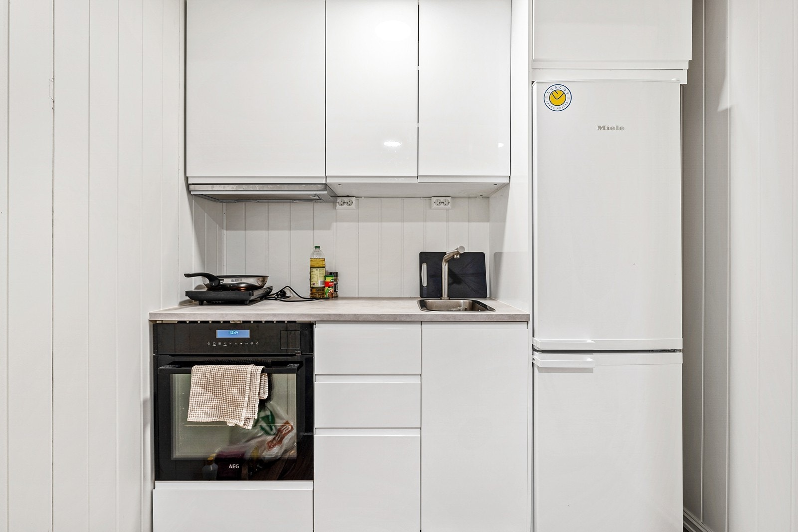 Denne bruker hele etasjen og består av gang, kjellerstue, bad, teknisk rom, bod, 2 stk. soverom og kjøkken. Galleribilde