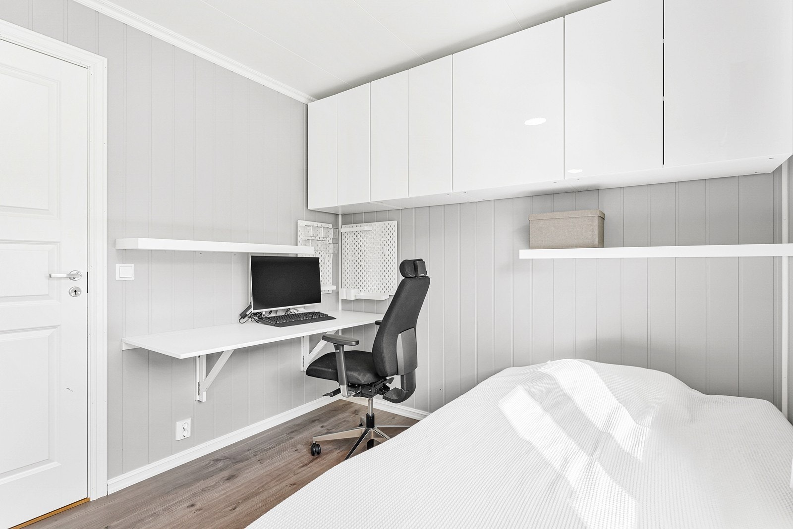 Det andre soverommene er fint innredet og fremstår som velegnet som barnerom, gjesterom eller kontor. Galleribilde