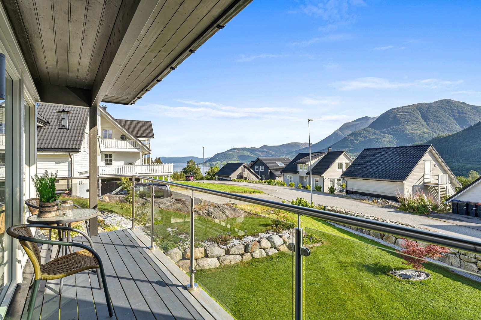 Utsikt over nærområdet og omkringliggende fjell. Galleribilde