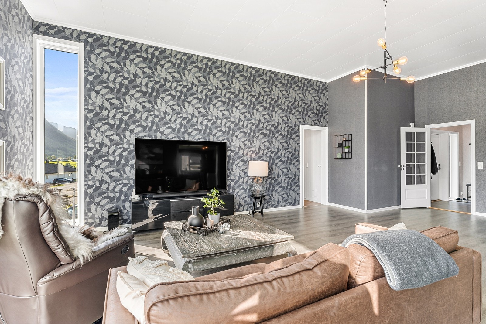 I oppholdsrommet er det høy kvalitet på overflatene. Galleribilde