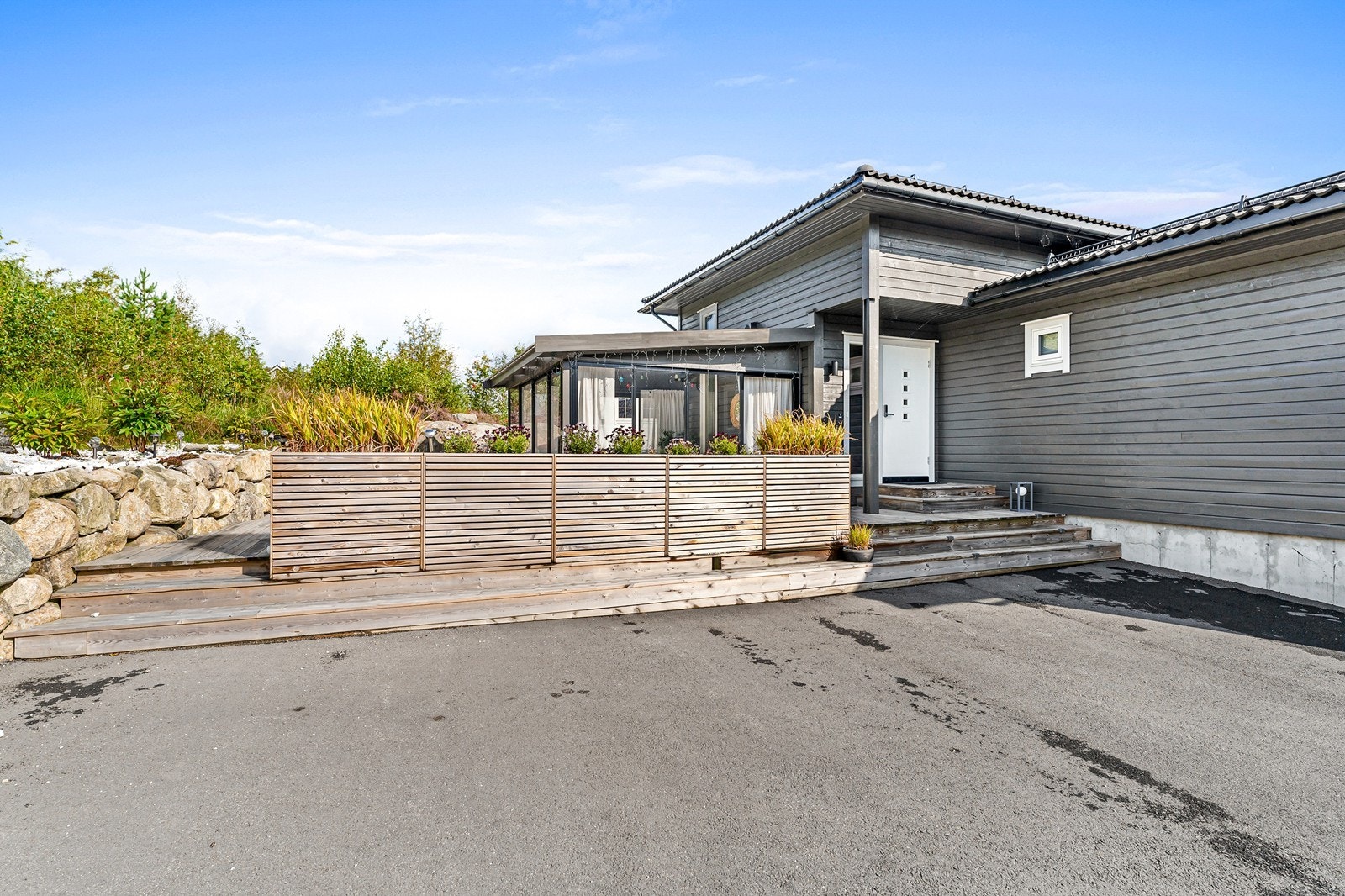 Her har man et fint opparbeidet uteområde med plen, busker og bed. Galleribilde
