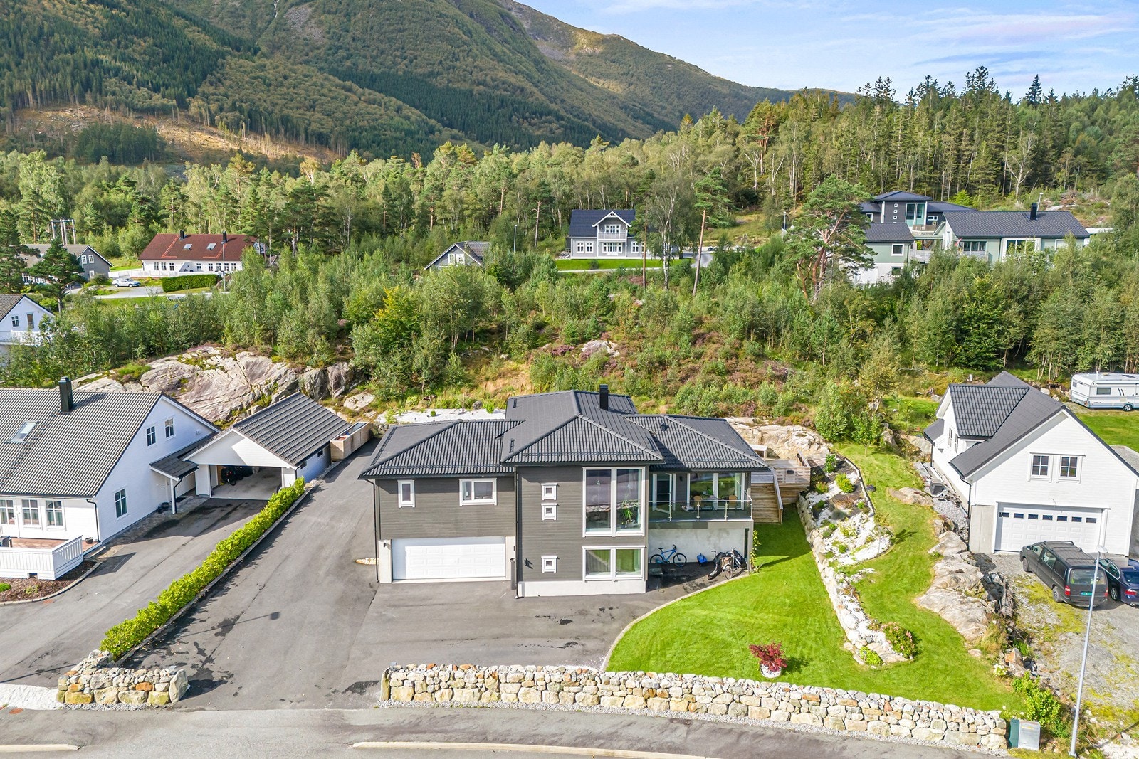 Innkjørselen ble asfaltert i 2021 Galleribilde