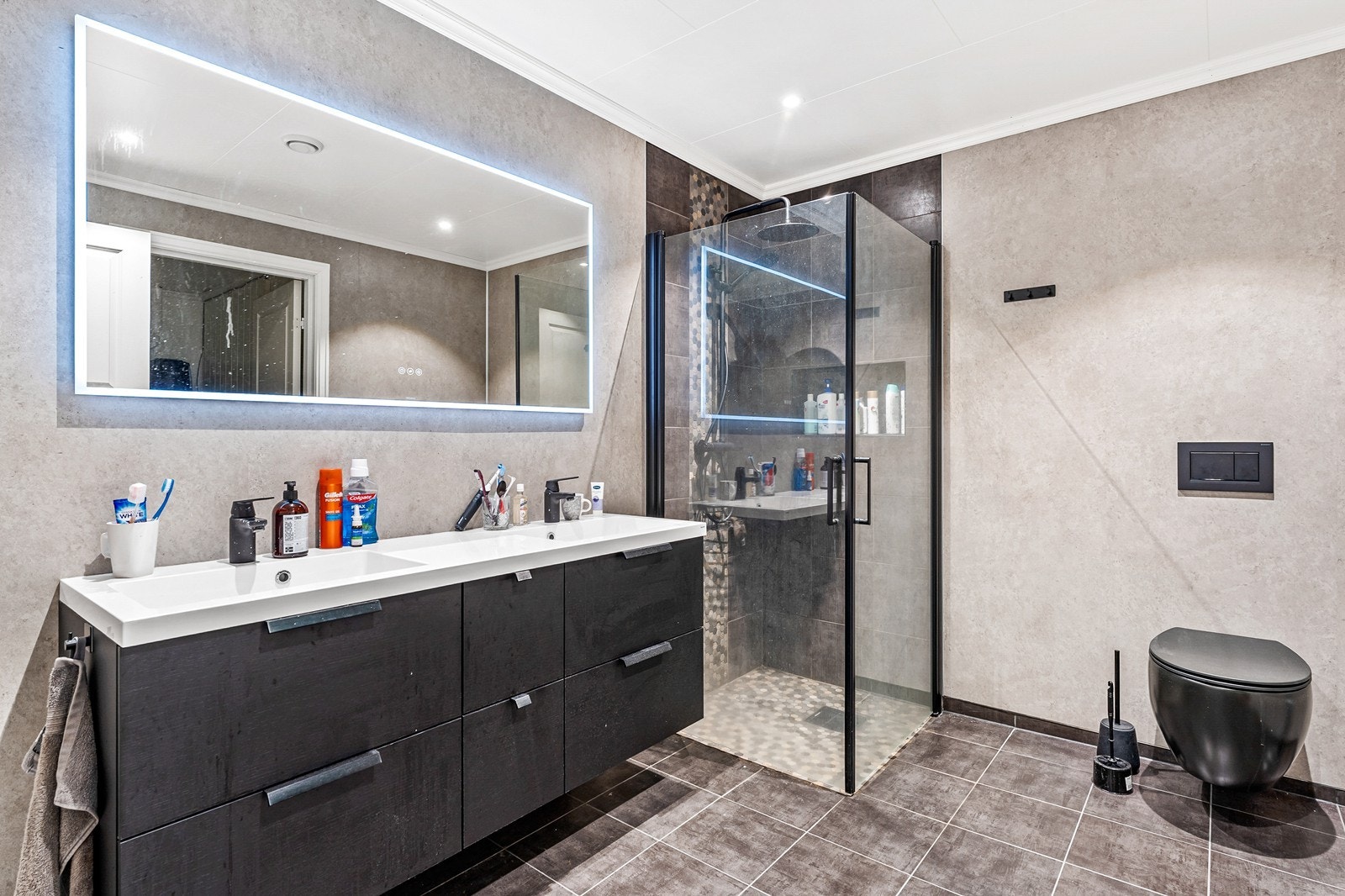 Månedlig leie er opplyst til kr. 9000,- pluss 40%- av strømforbruk. Galleribilde