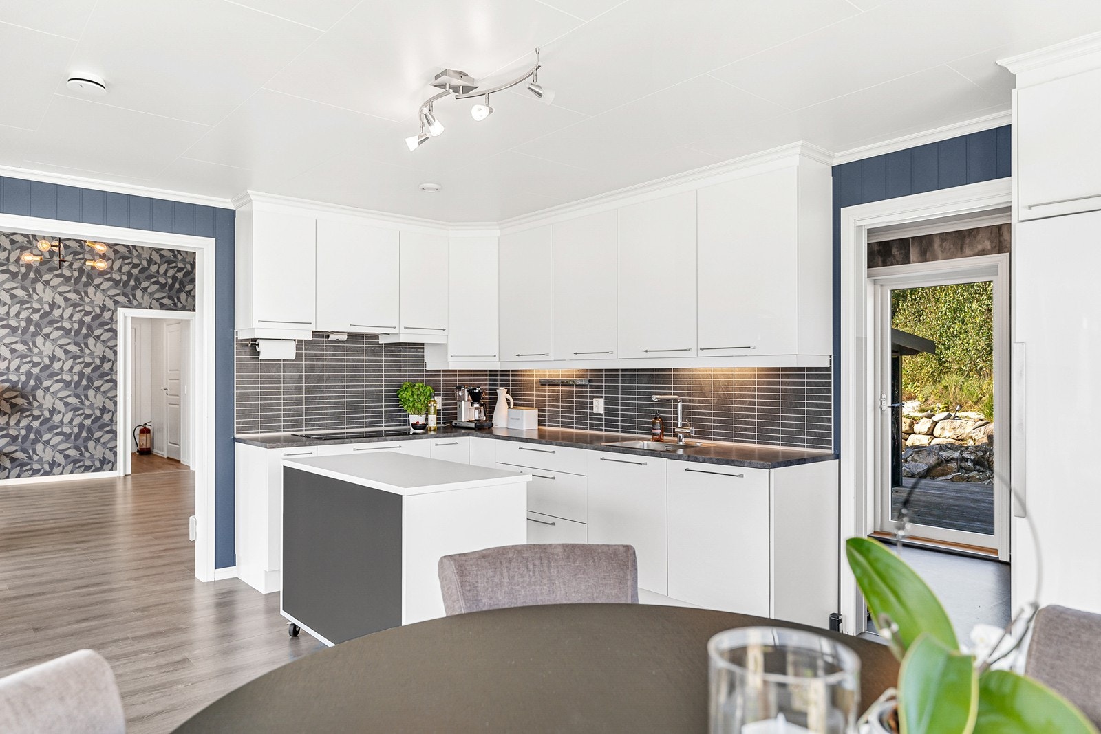 Kjøkkenet er ellers moderne utstyrt med alt man trenger av integrerte hvitevarer som oppvaskmaskin, platetopp, micro og stekeovn. Galleribilde