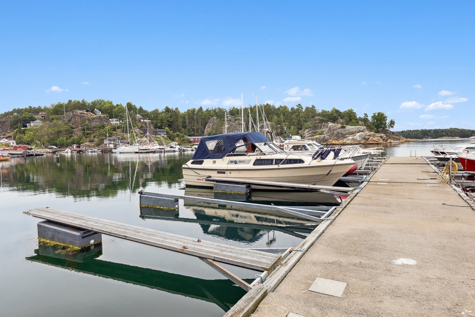 Er du glad i båtlivet? Med boligen medfølger det egen båtplass med ca 3m bredde! Denne er markert nr 8. Galleribilde