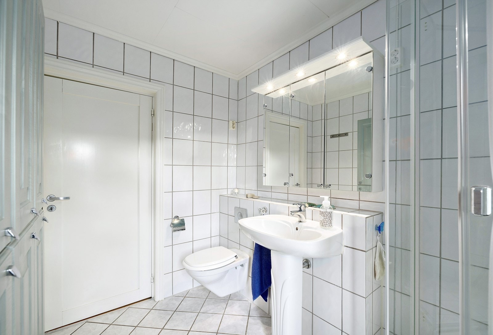 Dette er oppført med vegghengt toalett , dusjkabinett, servant og speilskap Galleribilde