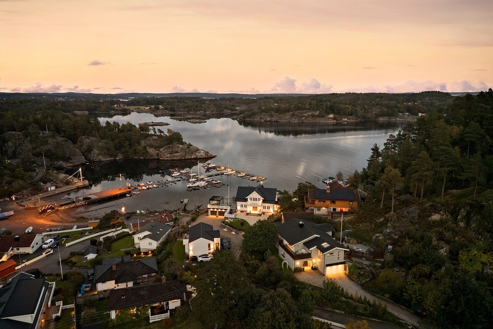 Boligen har en sjønær beliggenhet i Ormestadvika. Er du glad i båtlivet medfølger også båtplass! Galleribilde