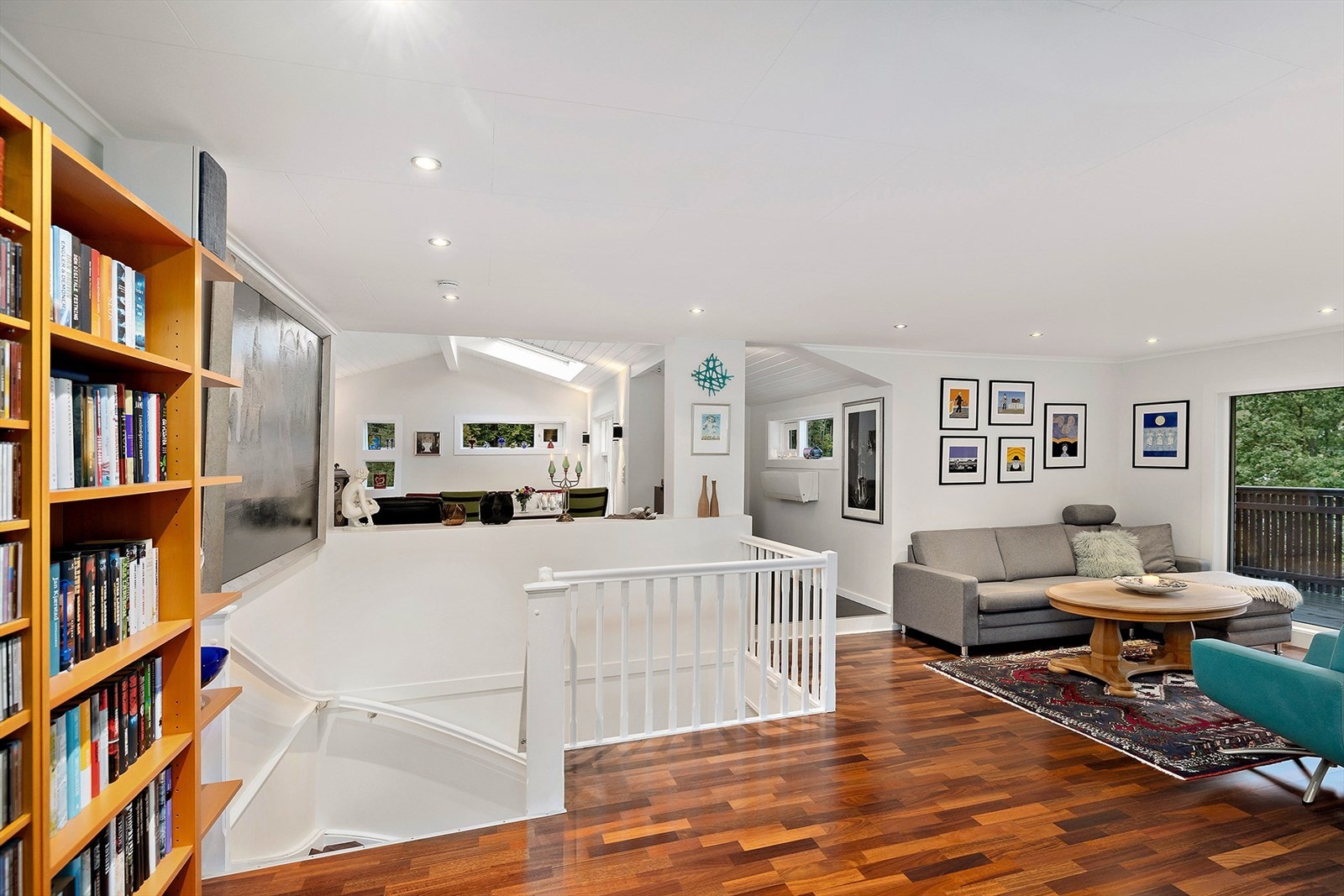 Trappen fra underetasjen tar deg opp til hjertet av boligen Galleribilde