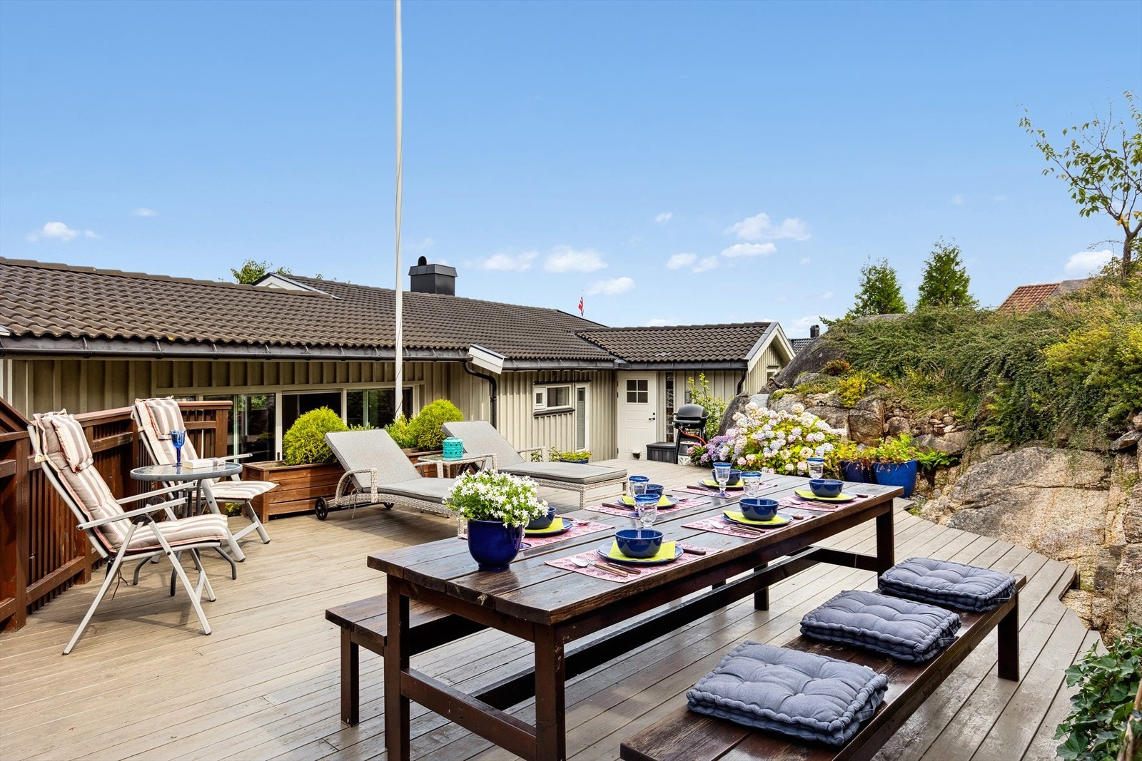 På terrassen er det plass til mange besøkende Galleribilde