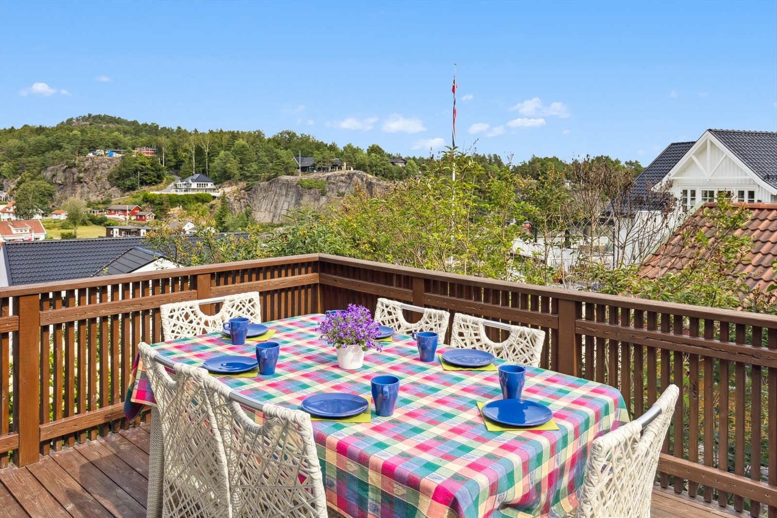 Her er det bare å ta med seg kaffekoppen fra kjøkkenet og nyte formiddagssolen. Galleribilde