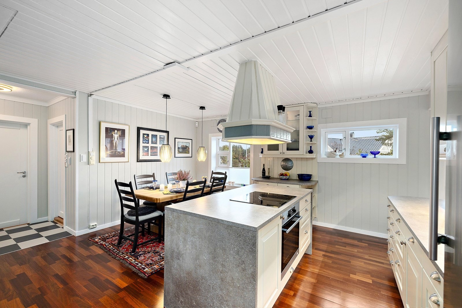 Praktisk kjøkkenøy gir godt med oppbevaringsplass Galleribilde