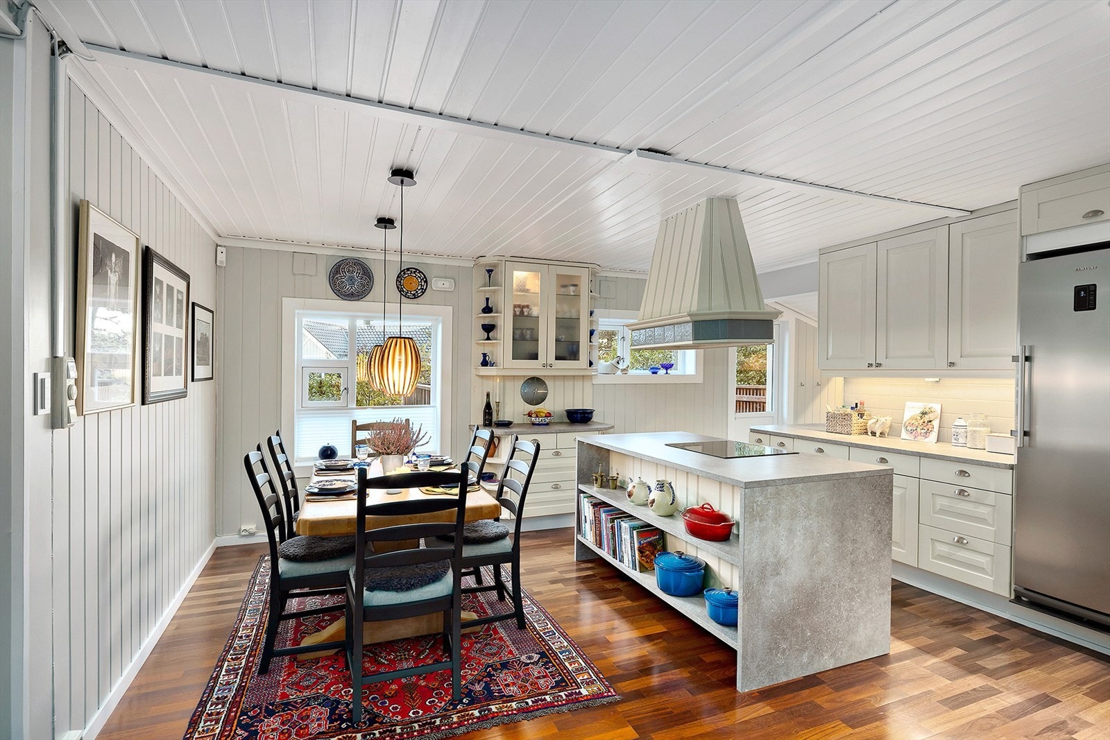 Kjøkkenet er utformet slik at en enkelt kan være sosial selv om en står å kokkelerer Galleribilde