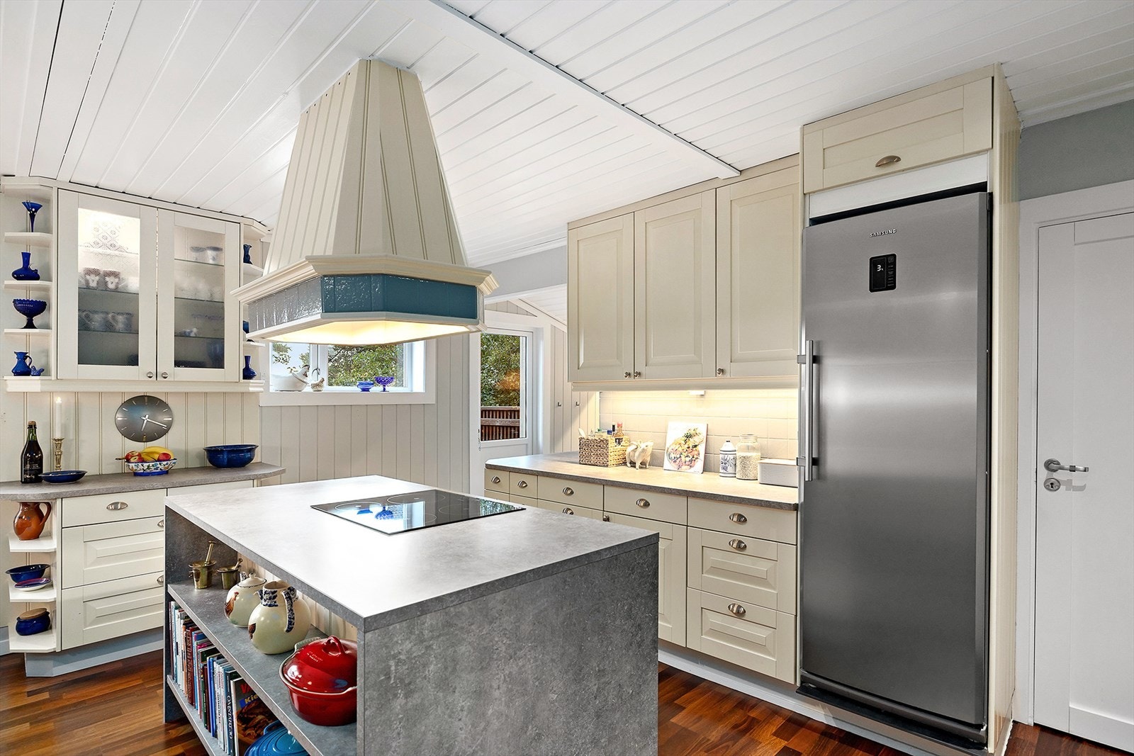 Her er det utgang til terrassen hvor du nyter formiddagssolen Galleribilde