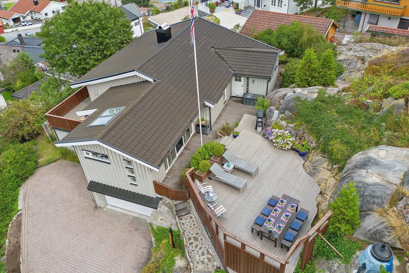 Boligen har supre solforhold, med tre terrasser er det bare å flytte seg etter solen som en ønsker. Galleribilde