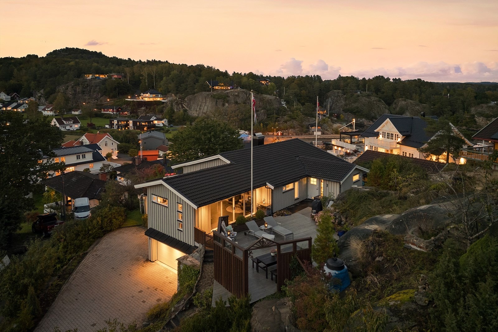 Boligen har supre solforhold, med tre terrasser er det bare å flytte seg etter solen som en ønsker Galleribilde