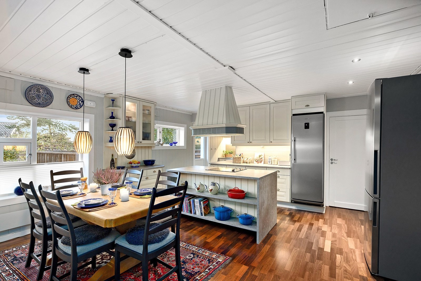 Her er det god plass til spisebord, uten at dette tar vekk arbeidsplass Galleribilde