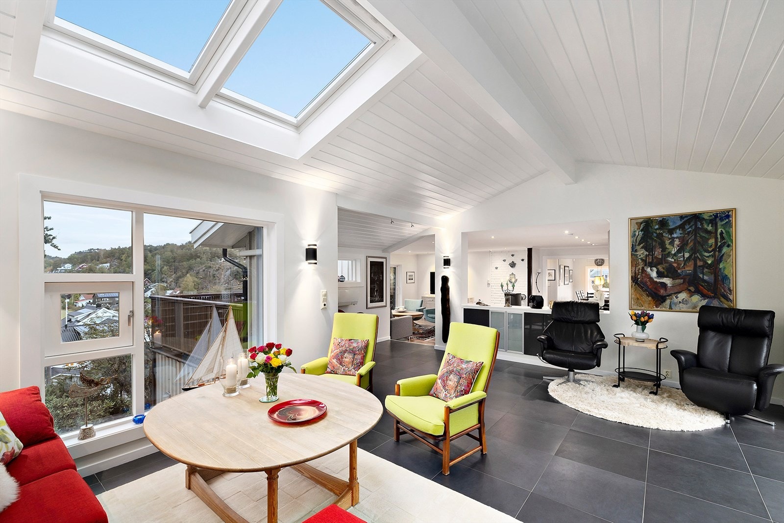 Her er det store vindusflater som gir rikelig med lysinnslipp.
Dette rommet er på tegninger godkjent som disp.rom, og derfor ikke godkjent til varig opphold, se pkt ferdigattest. Galleribilde