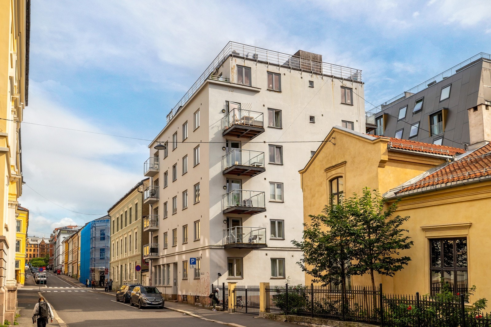 Bydelen fremstår som urban med nærhet til handlegater, shoppingsentre, uteliv, utdanningstilbud, teater, og god offentlig kommunikasjon Galleribilde