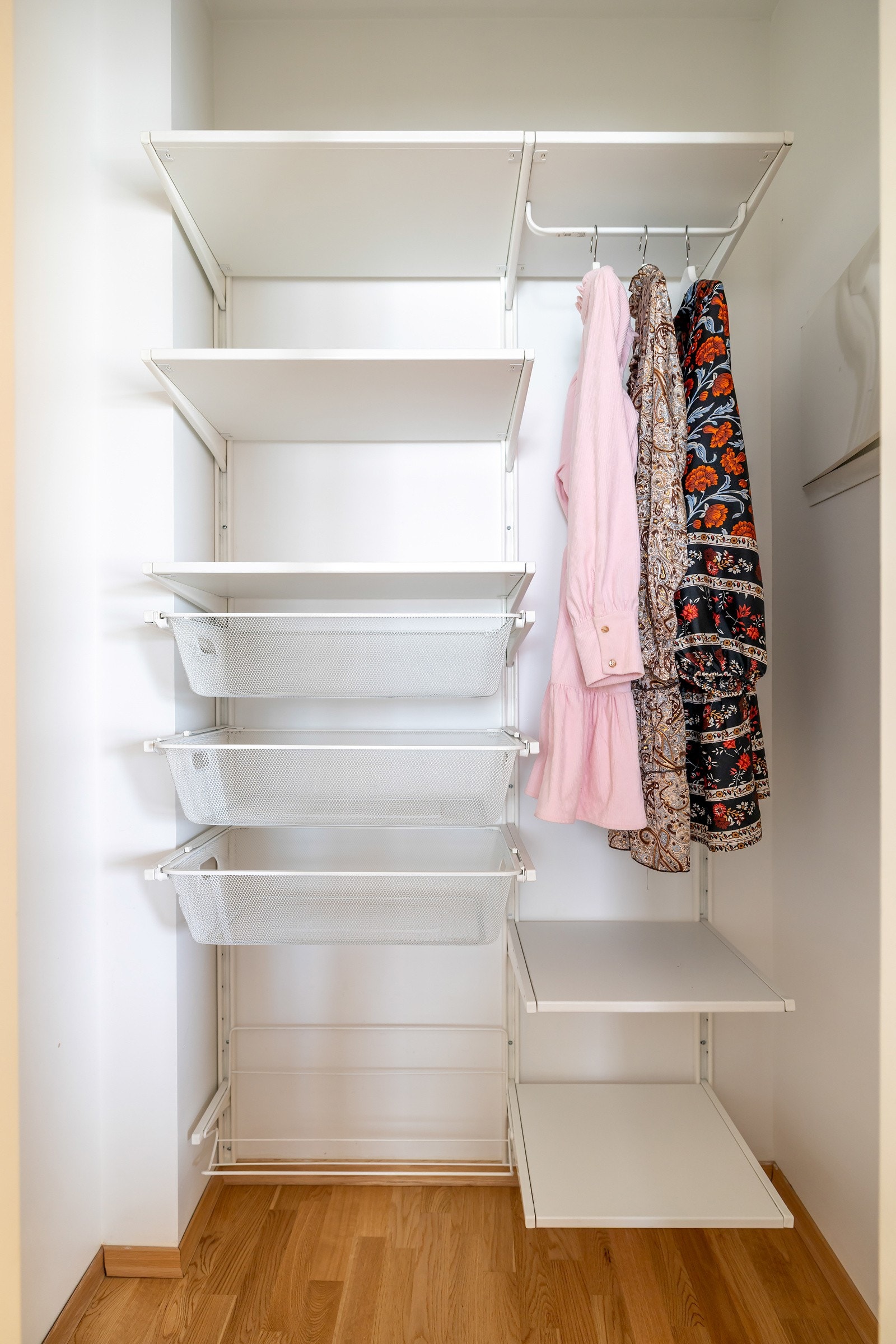 Fra soverommet er det adkomst til en praktisk Walk-in garderobe innredet med hyller og kurver Galleribilde