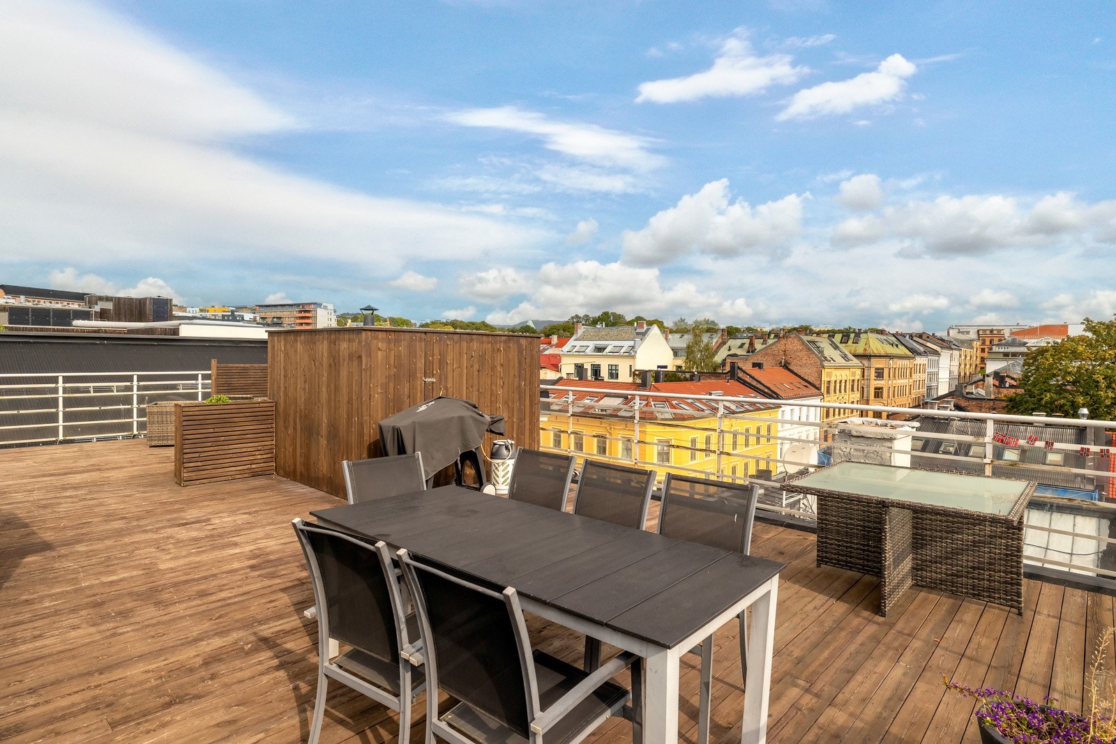 Boligen har tilgang til en fantastisk takterrasse på ca. 160 kvm med solrik og flott utsikt over sentrum, perfekt for større sammenkomster Galleribilde