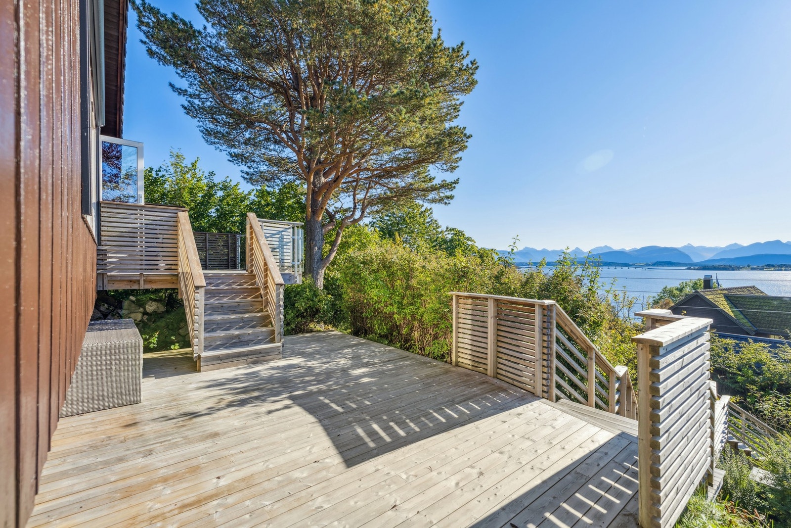 Trapp ned til hagen fra terrassen Galleribilde