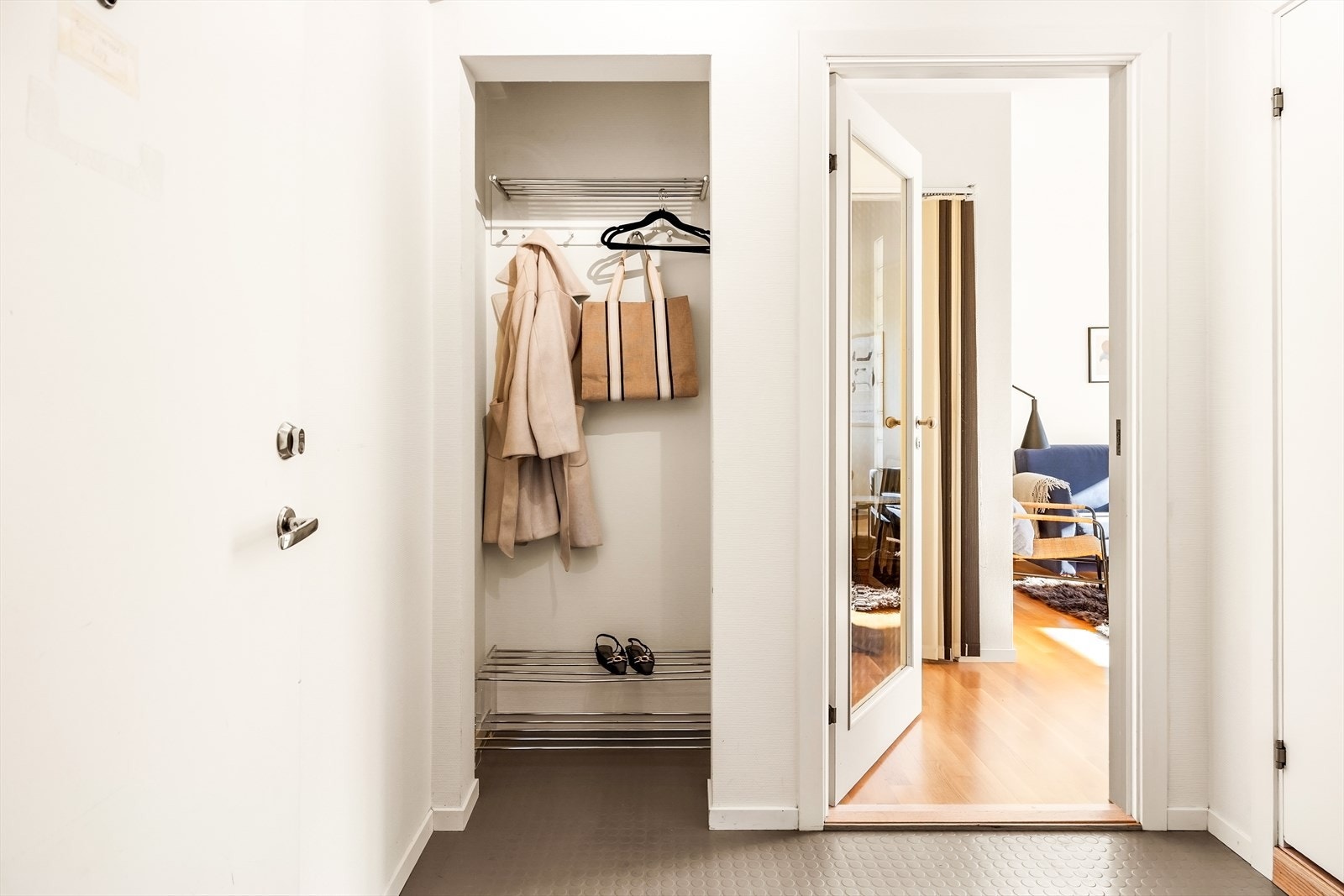 Vindfang med praktisk garderobe. Galleribilde