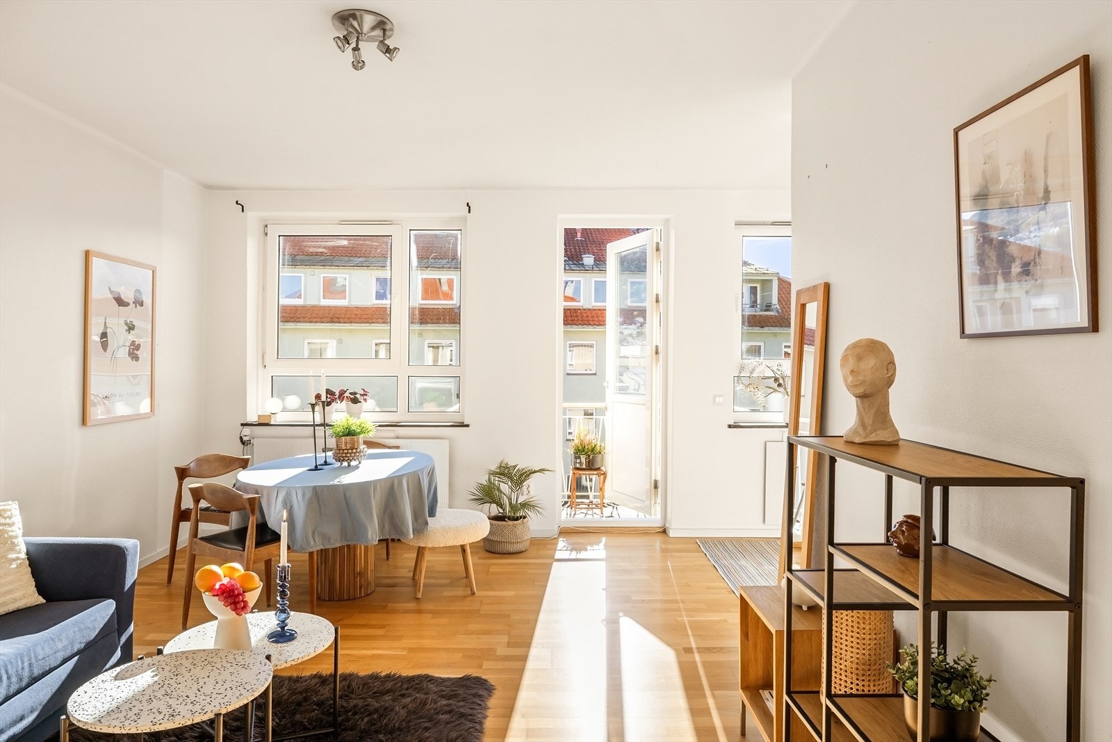 Stuen er av god størrelse og har eik parkett på gulvet. Galleribilde