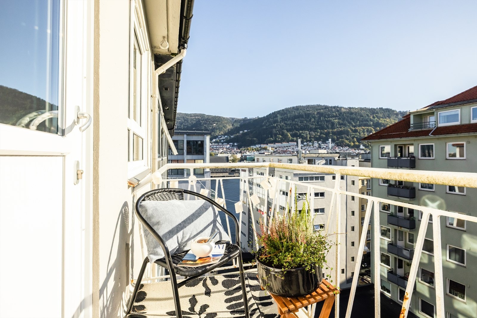 Velkommen til Strandgaten 207, presemtert av Cecilie van der Heide for Eiendomsmegler Norge. Galleribilde