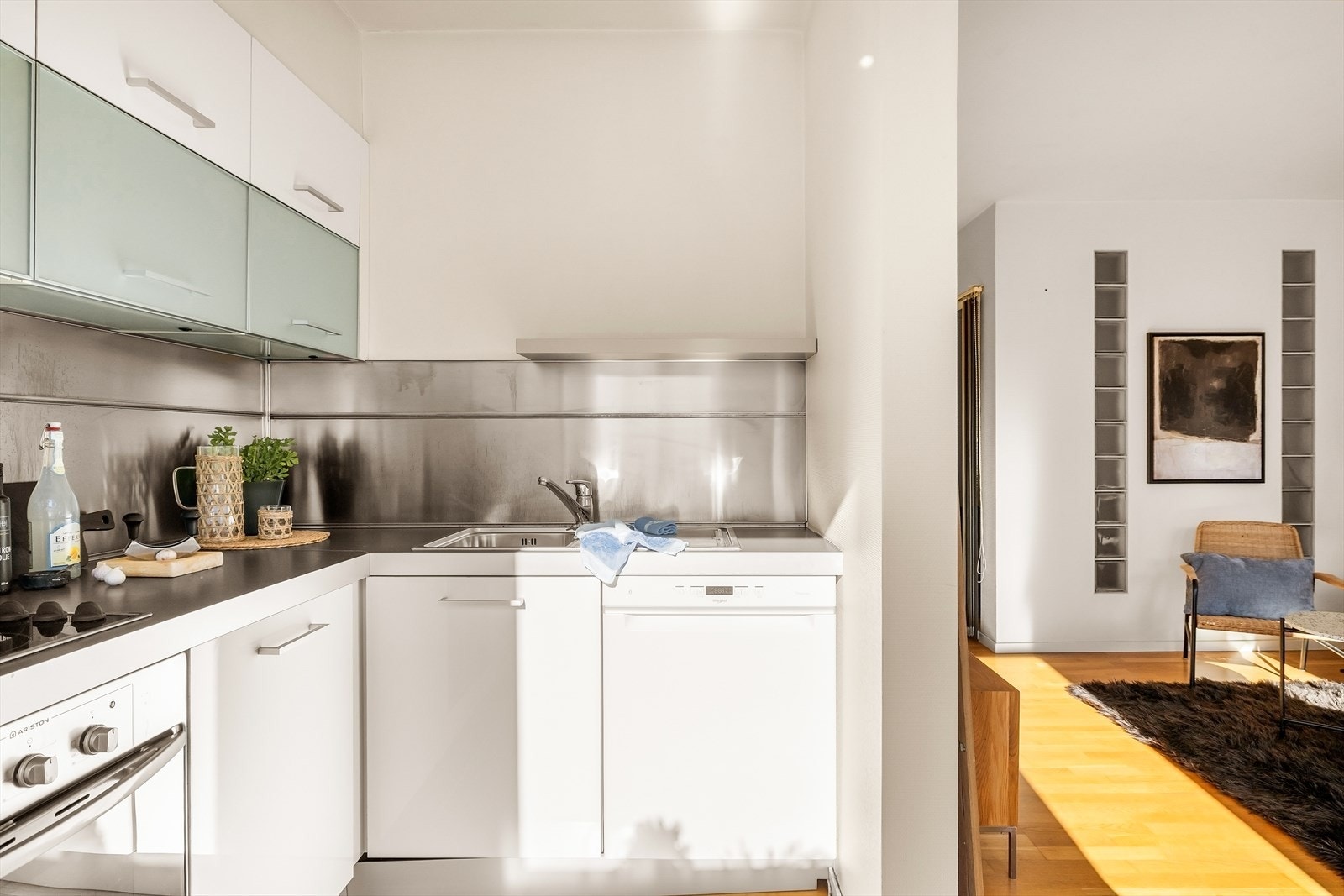 Kjøkkenet har praktisk innredning. Her er det også plass til vaskemaskin. Oppvaskmaskin er plassert på kjøkkenet. Galleribilde