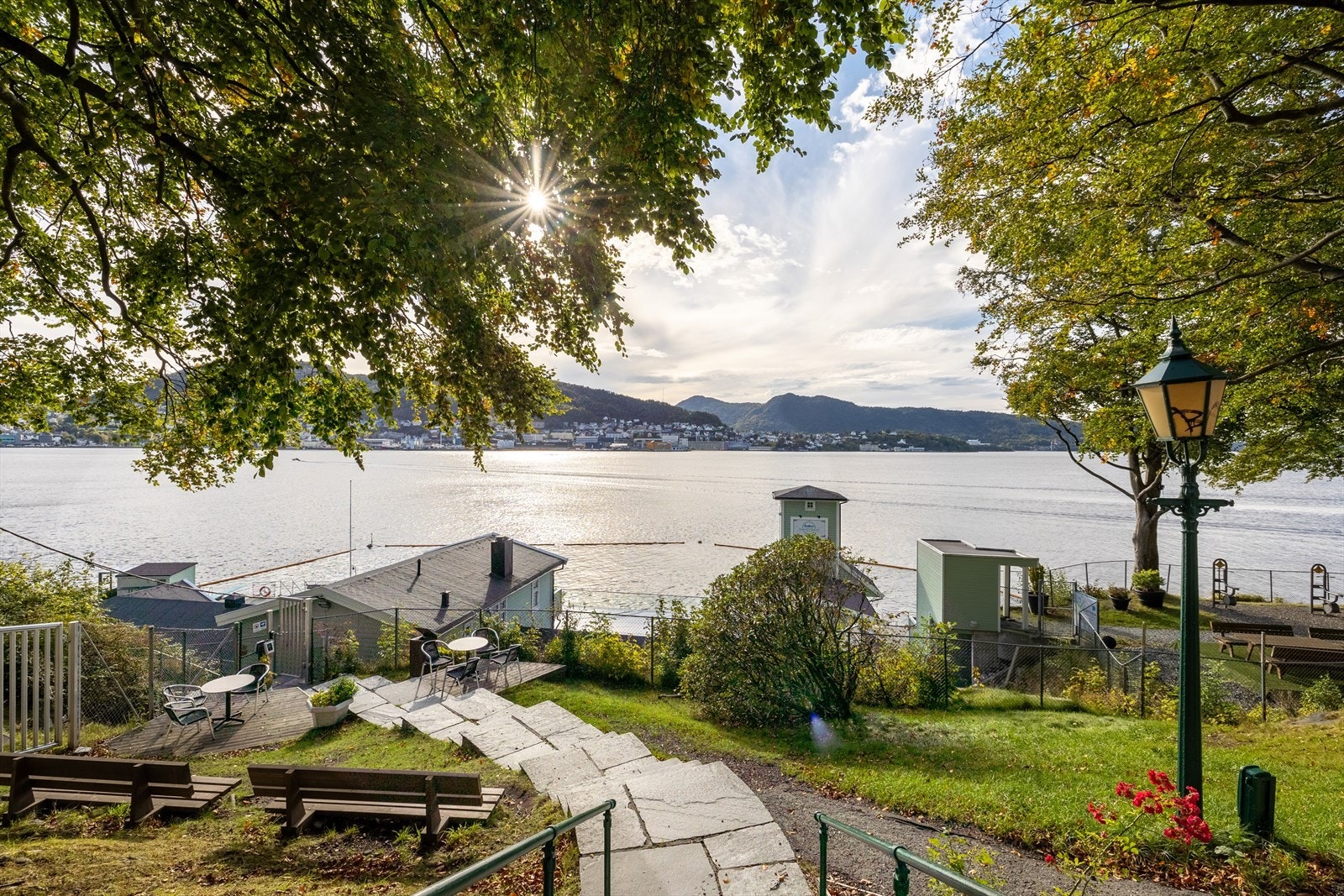 På flotte sommerdager fylles Nordnes med yrende liv, grilling og soling i parken samt bading i Nordnes sjøbad. Galleribilde