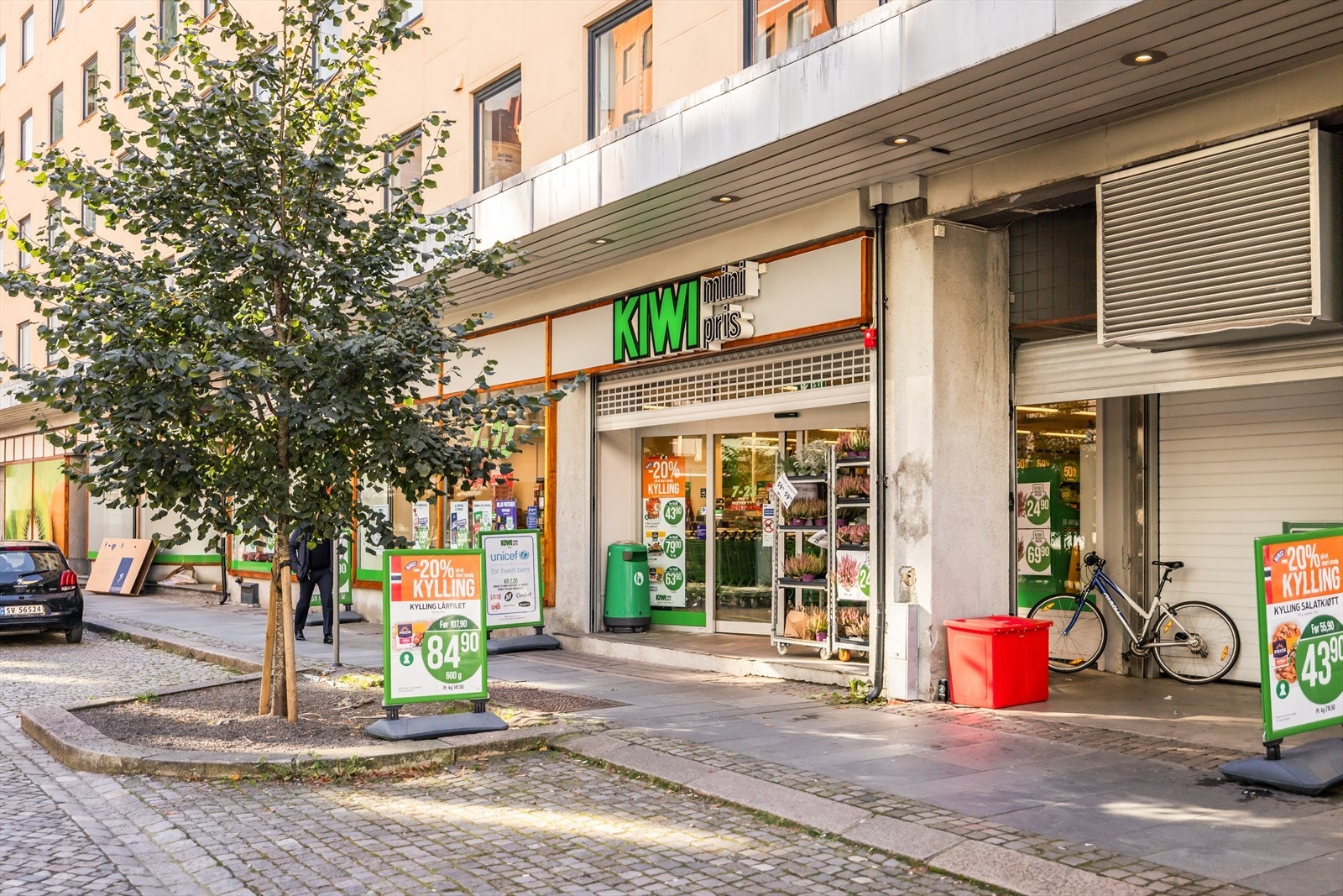 Butikk, soneparkering og parkometer i umiddelbar nærhet. Galleribilde
