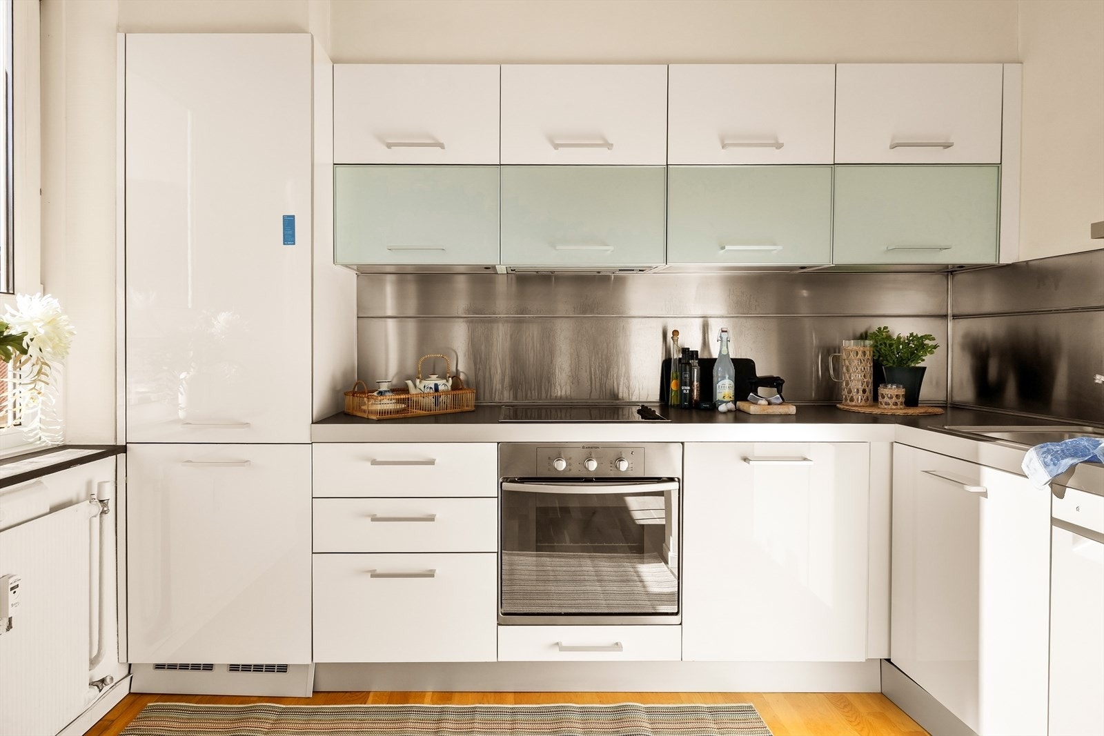 Praktisk kjøkken med god skap- og benkeplass. Galleribilde