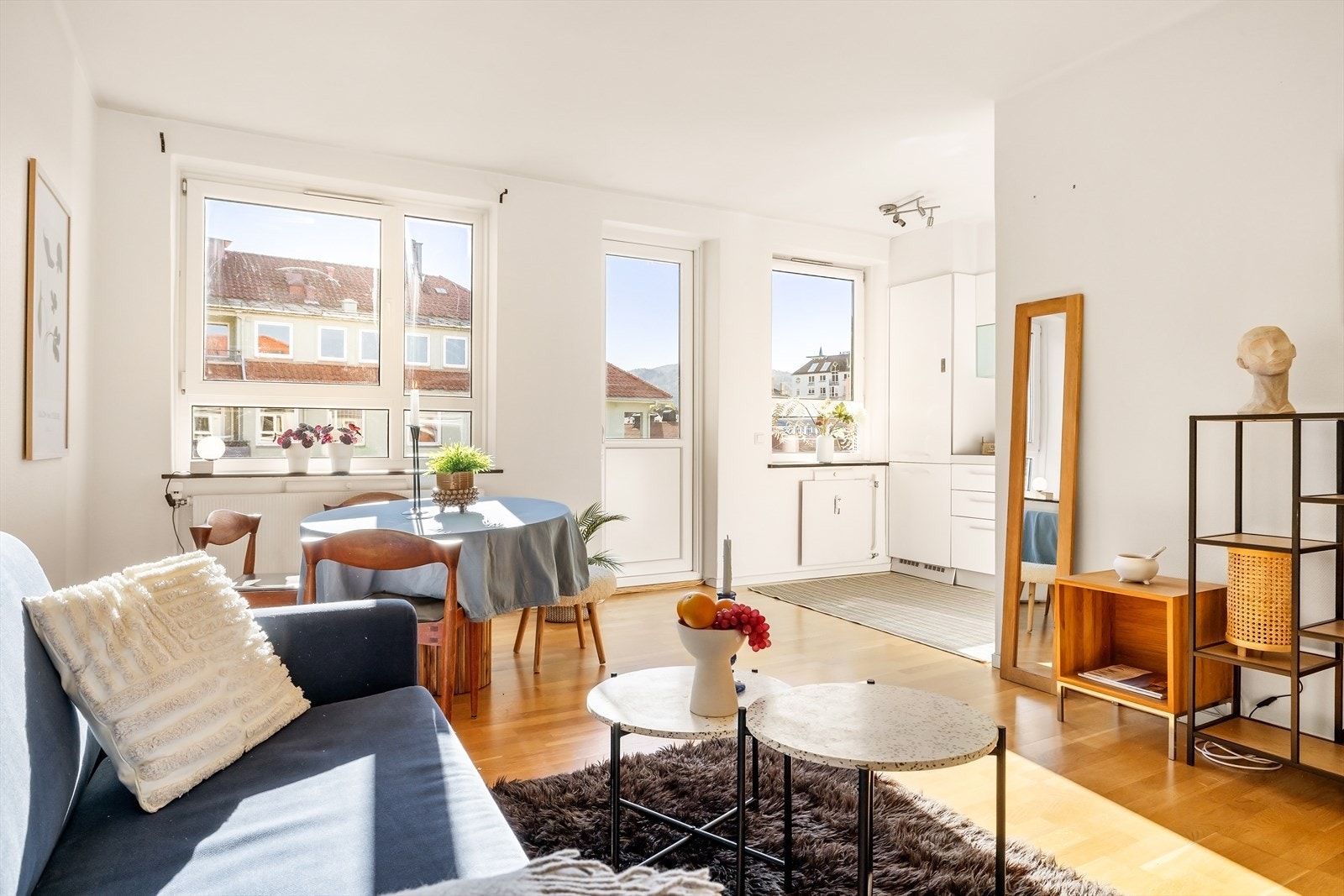 Arealeffektiv leilighet med store vindusflater som sikrer godt med lysinnslipp. Galleribilde