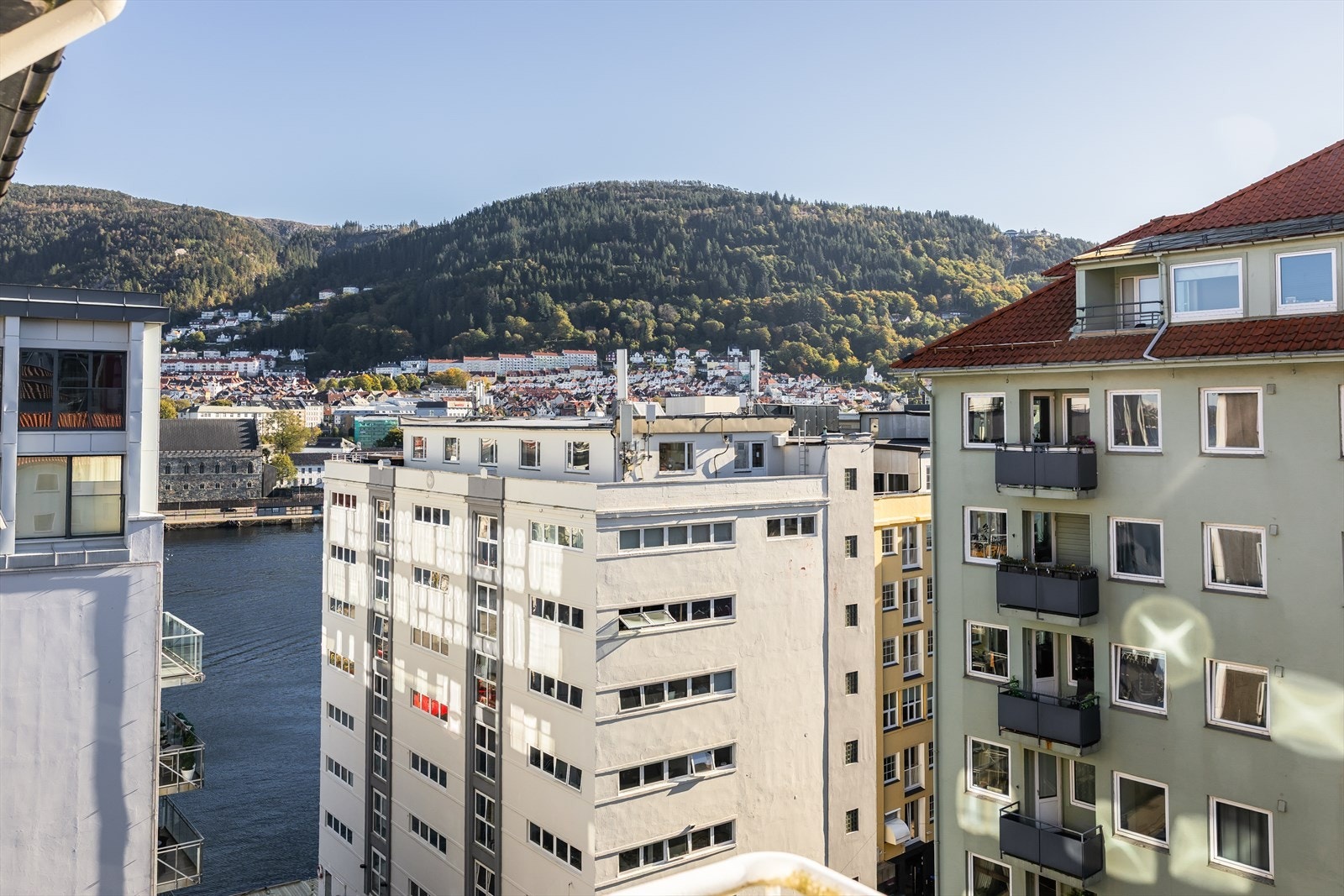 Utsikt mot Vågen og byfjellene fra balkongen. Galleribilde