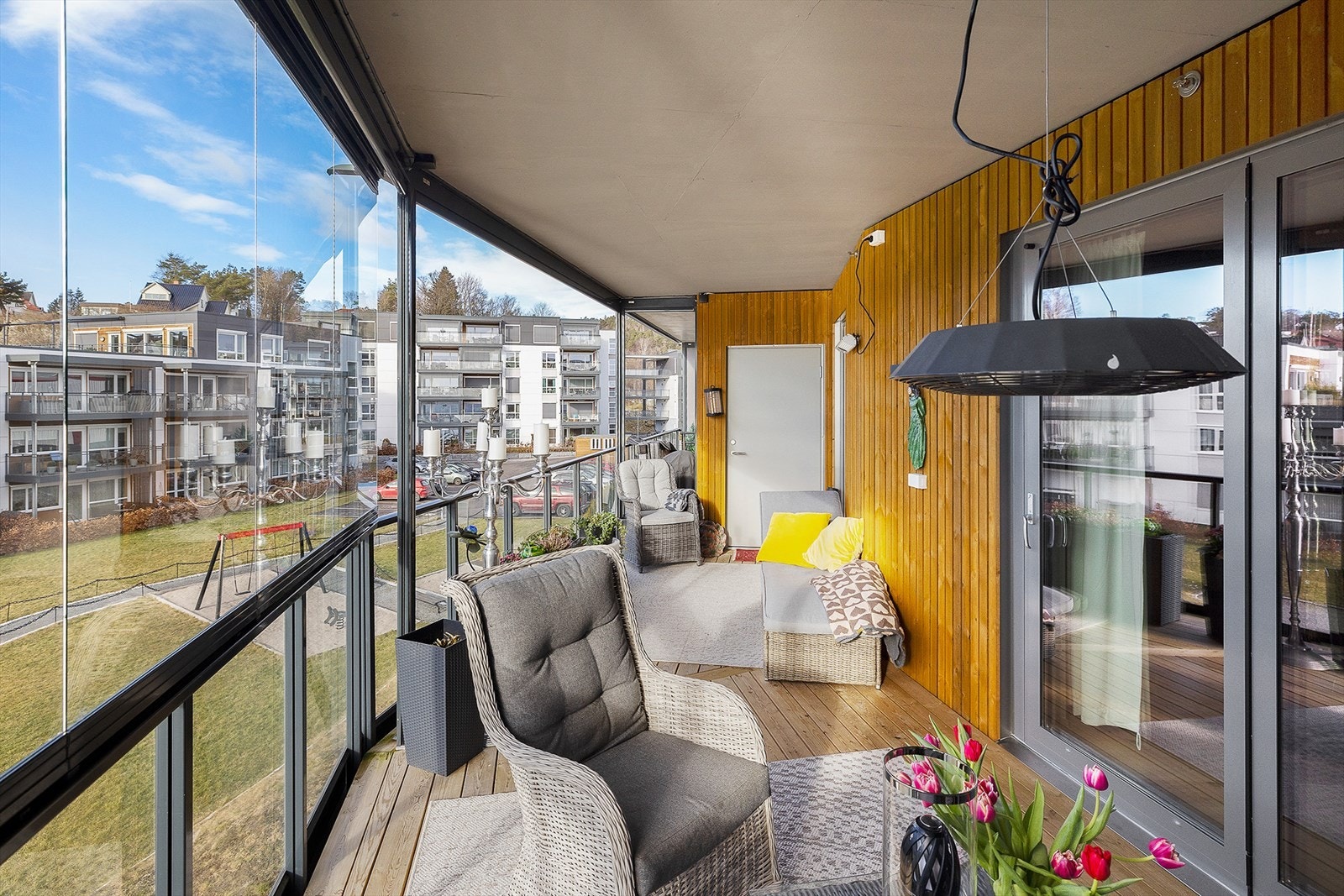 Terrassen er delvis innglasset og delt i to soner Galleribilde