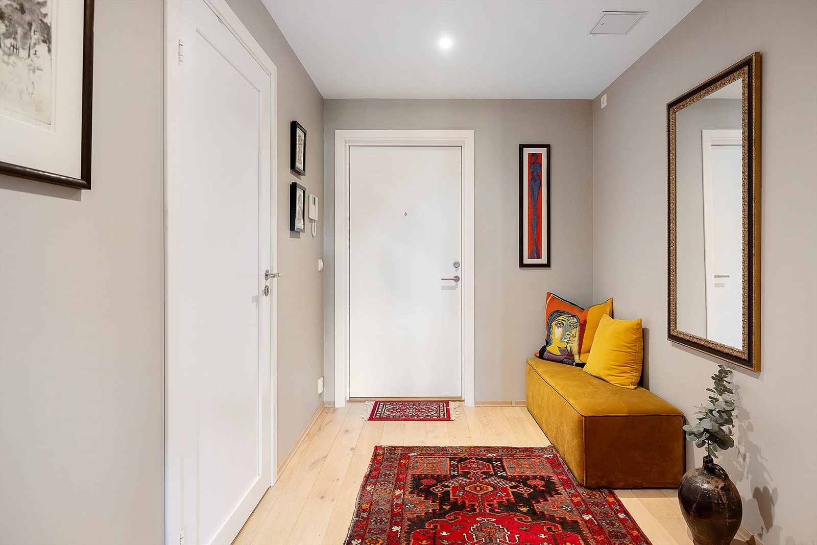 Velkommen inn! I entré er det adkomst til bad, garderoberom/teknisk rom og videre ut i leiligheten Galleribilde