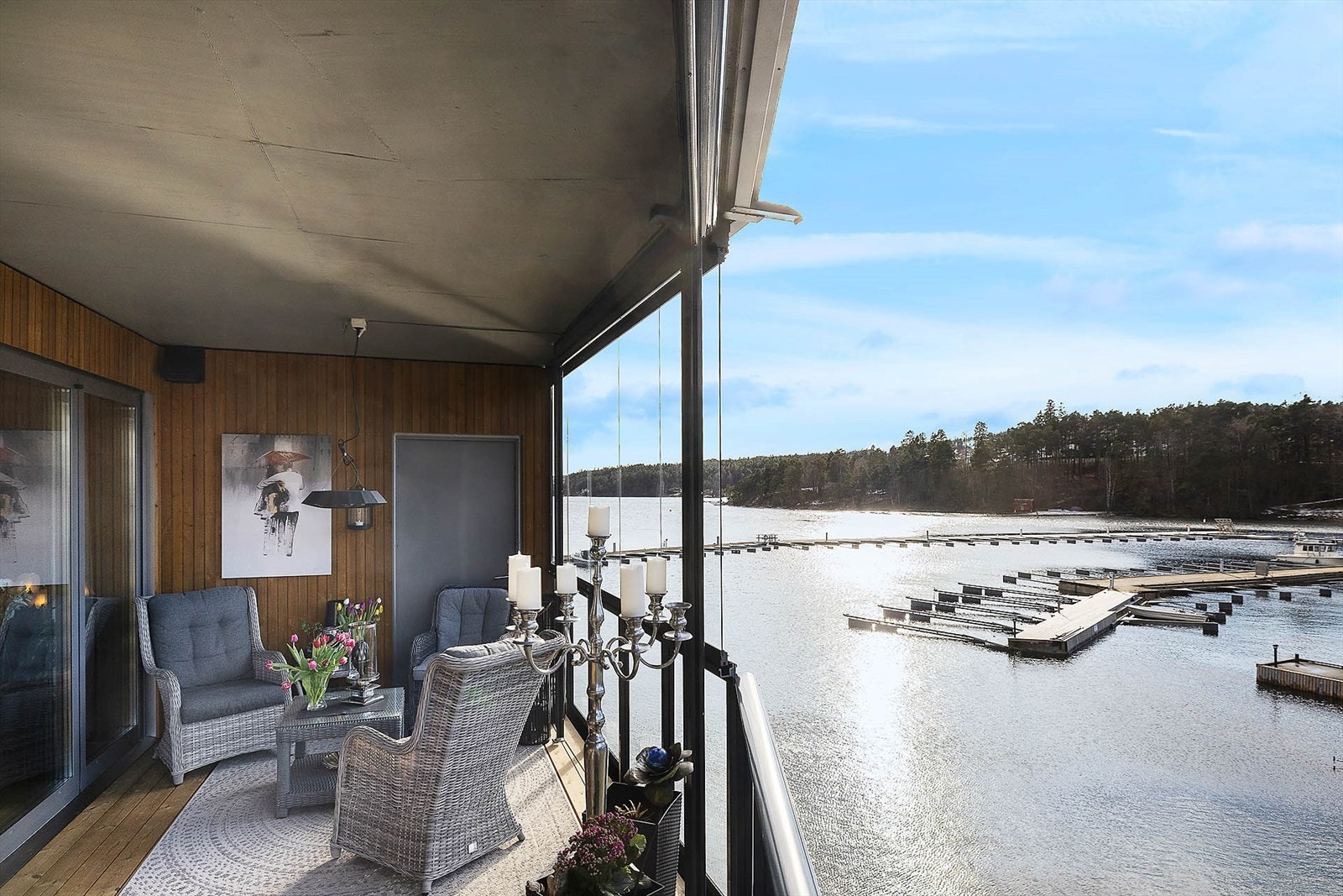 Ute på terrassen er det bod og god plass til sittegruppen Galleribilde