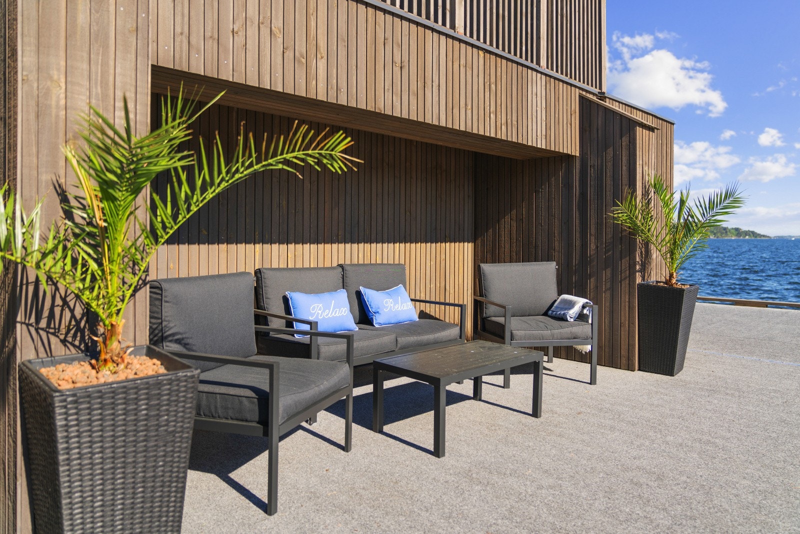 Det er flere sitteområder, hvor en virkelig kan dra nytte av de flotte, sjønære omgivelsene og de gode solforholdene Galleribilde