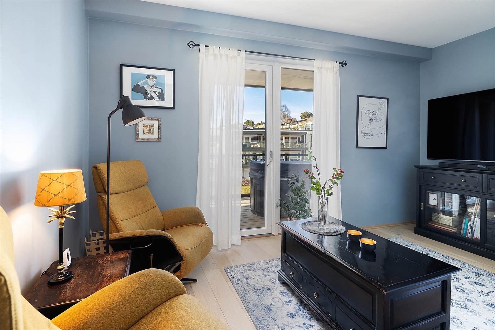 Det tredje soverommet er i dag i bruk som TV-stue og det er også utgang til terrasse Galleribilde