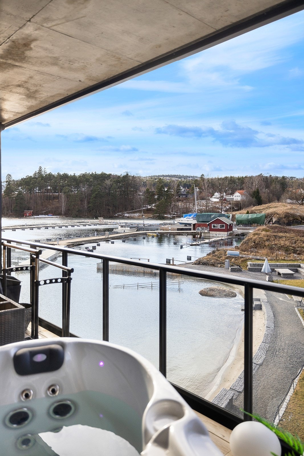 Utsikten er like fin fra jacuzzien Galleribilde