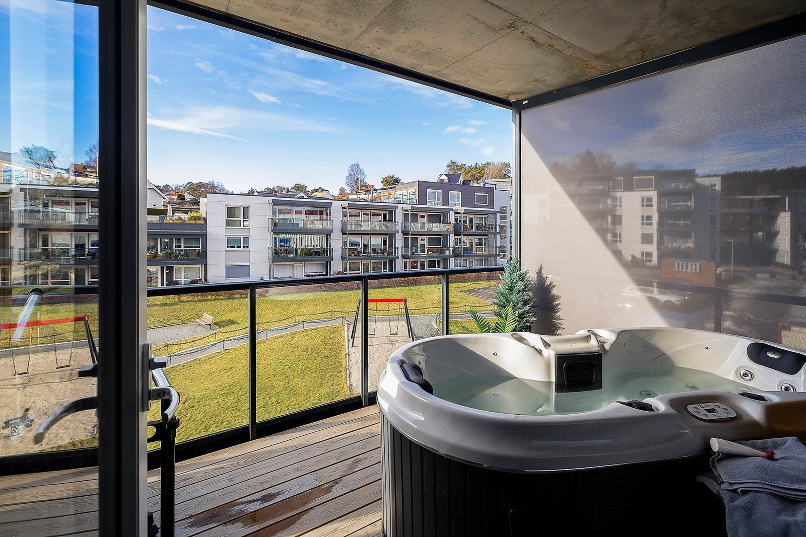 Det er elektriske screens på terrassen, dersom sola skulle sjenere Galleribilde