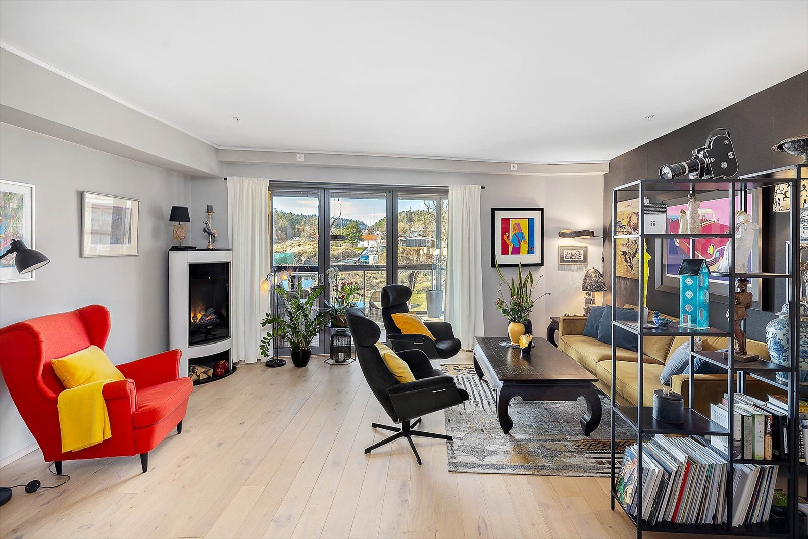 Fra stuedel er det utgang til terrasse og store vindusflater Galleribilde