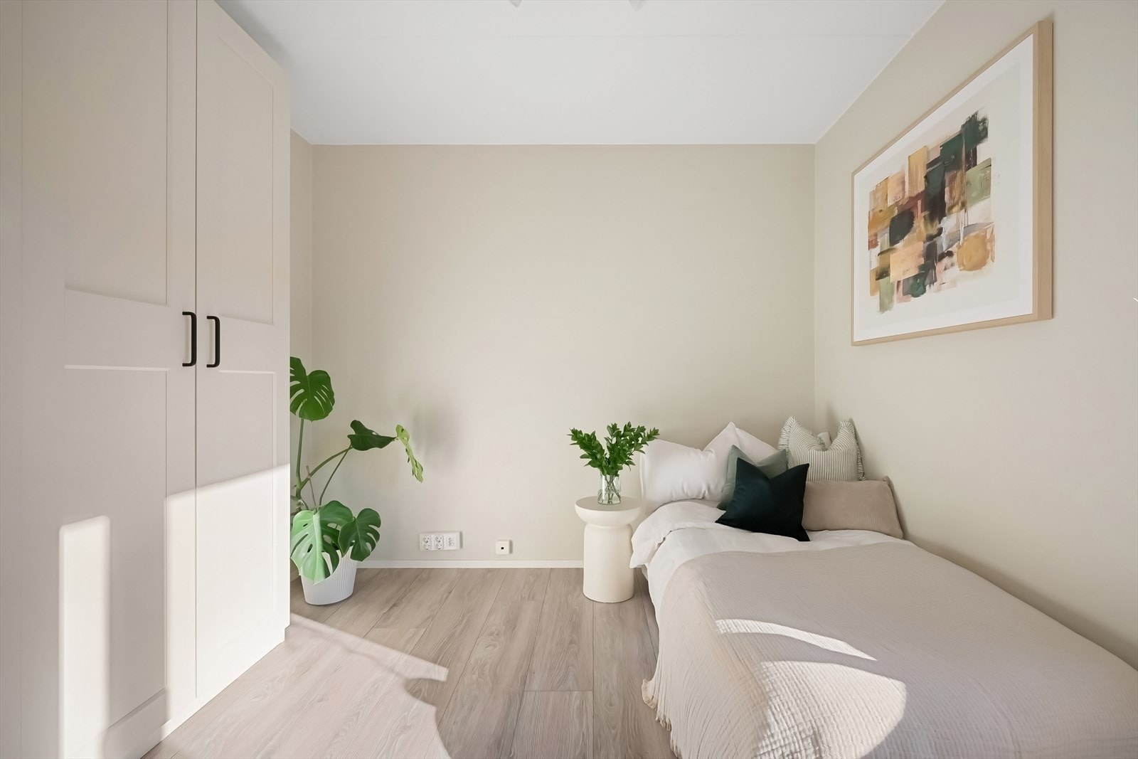 Soverom 2 er også av god størrelse med plass til seng, nattbord og garderobe. Galleribilde