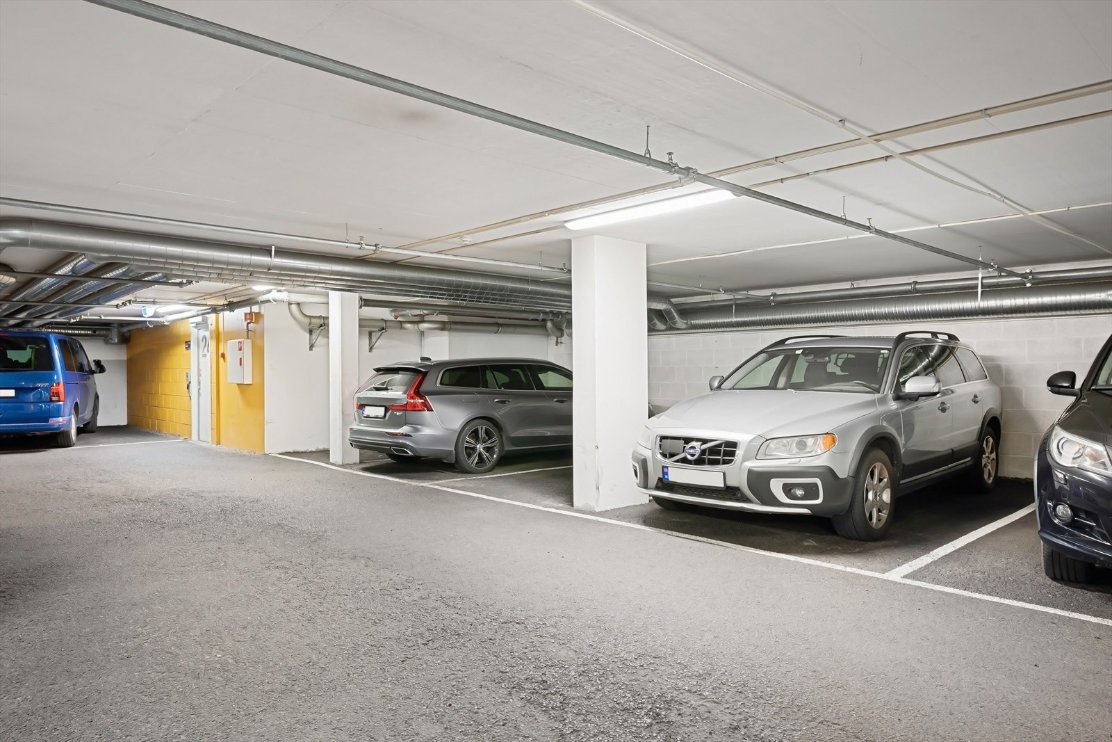 Selger leier garasjeplass for kr. 1.000,- pr. mnd. Denne kan overtas av kjøper. Galleribilde