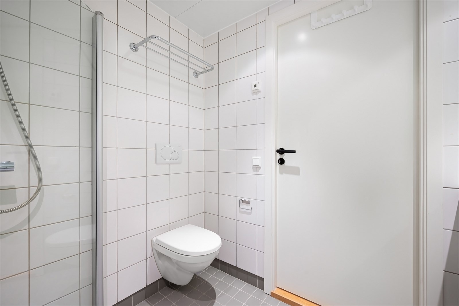 Badet har også veggfestet klosett med innebygget sisterne og opplegg for vaskemaskin. Galleribilde