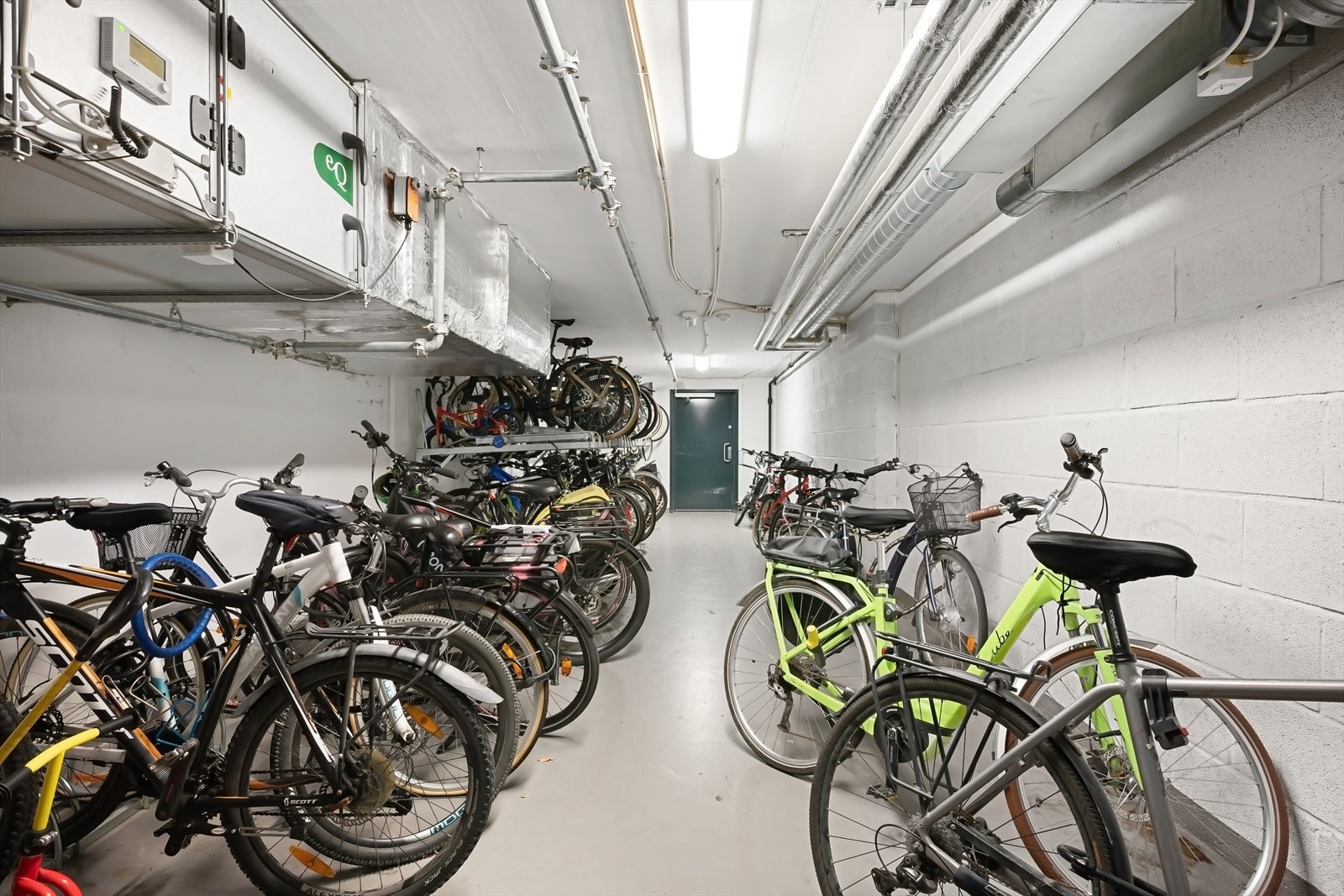 1 av 3 sykkelboder som borettslaget disponerer, med god plass. Galleribilde